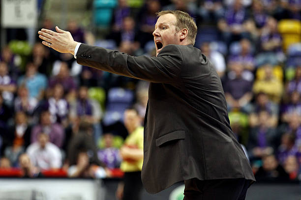 动国内三人 动国内三人